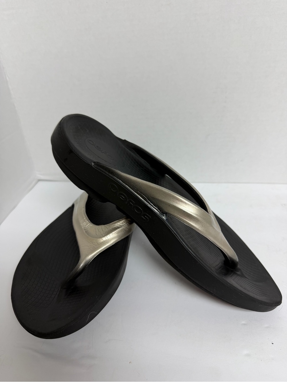 Oofos "Oolala" Silver Black Recovery Thong Sandals Women's 9 - Picture 2 of 8